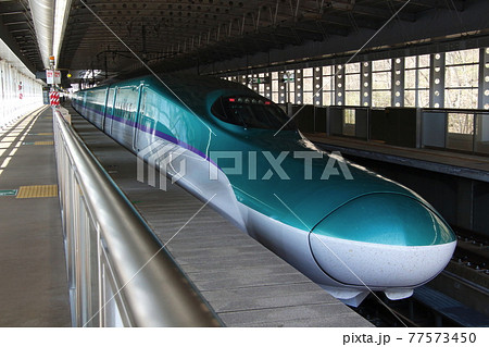 いわて沼宮内駅に停車中の東北新幹線H5系 77573450