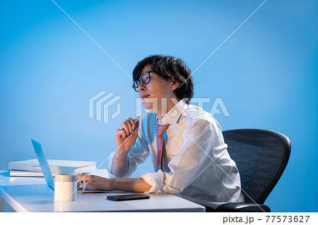 ビジネスマン 残業 電子タバコ ビジネスマン 残業 電子タバコ 77573627