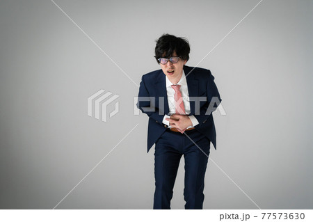 ビジネスマン　腹痛 77573630