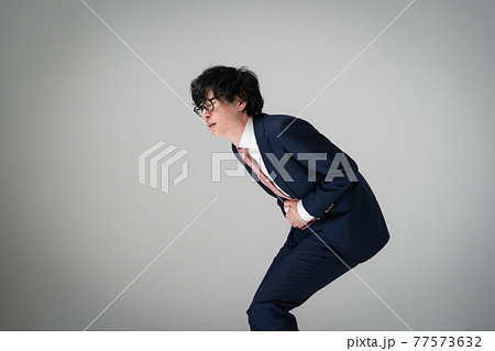 ビジネスマン　腹痛 77573632