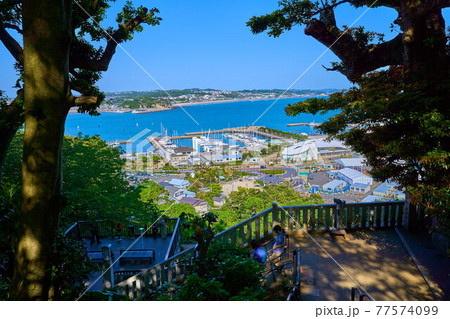 神奈川県藤沢市 江の島の中津宮から北東側(ヨットハーバー,展望台広場,鎌倉市など)を見る 神奈川県藤沢市 江の島の中津宮から北東側(ヨットハーバー,展望台広場,鎌倉市など)を見る 77574099