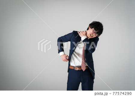 ビジネスマン　肩こり　疲れ 77574290