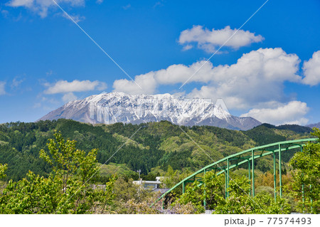 南大山観峰 雪の積もった南大山大とアーチ橋(鳥取県) 南大山観峰 雪の積もった南大山大とアーチ橋(鳥取県) 77574493