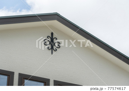 家の壁にある妻飾り 外壁 紋章の写真素材