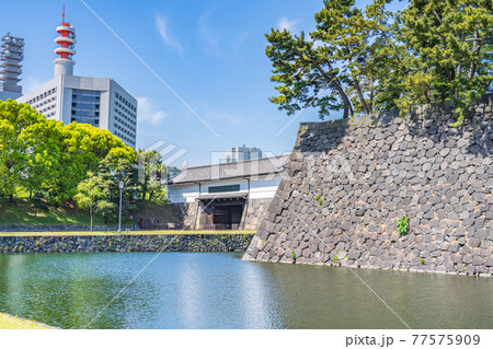 東京の都市風景 皇居外苑 旧江戸城外桜田門 東京の都市風景 皇居外苑 旧江戸城外桜田門 77575909