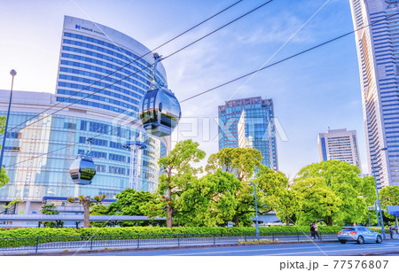 横浜桜木町の都市風景　ロープウェイ 77576807