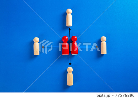 Spread of the virus, the coronavirus is transmitted by close person-to-person contact. Spread of the virus, the coronavirus is transmitted by close person-to-person contact. 77576896