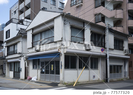 日本の古い木造二階建住宅/狭小住宅/一戸建て 日本の古い木造二階建住宅/狭小住宅/一戸建て 77577320