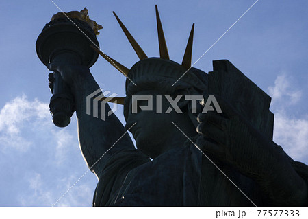自由の女神のシルエット,逆光に立つ自由の女神	 77577333