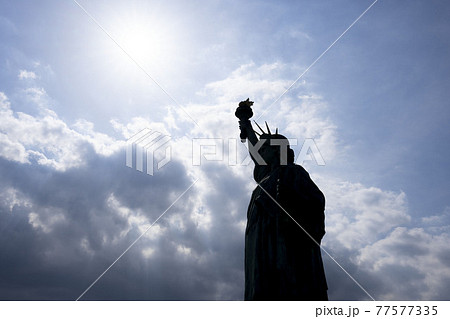 自由の女神のシルエット,逆光に立つ自由の女神	 77577335
