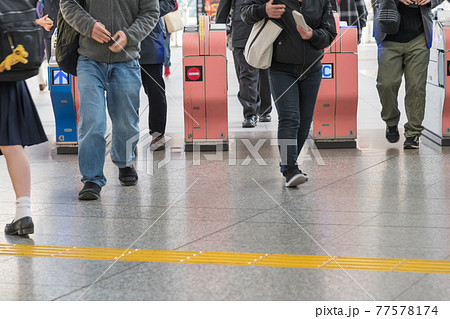 【小田急線 混雑する小田原駅の自動改札】 【小田急線 混雑する小田原駅の自動改札】 77578174