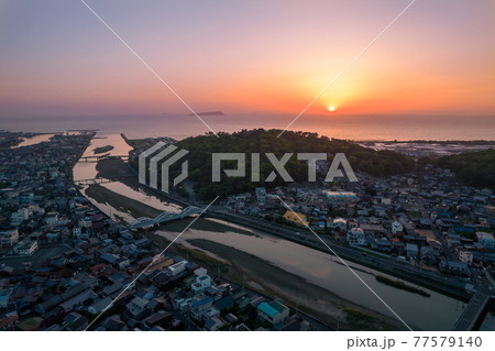 香川県観音寺市の夕景空撮 77579140