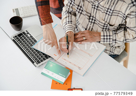 シニア男性 終活 手元 エンディングノート シニア男性 終活 手元 エンディングノート 77579349