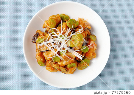 ソラマメと鶏モモ肉のピリ辛みそ炒め 俯瞰 ソラマメと鶏モモ肉のピリ辛みそ炒め 俯瞰 77579560