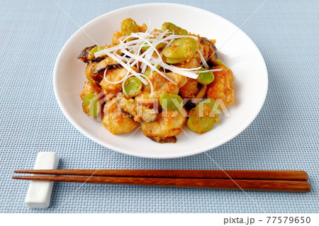 ソラマメと鶏モモ肉のピリ辛みそ炒め ソラマメと鶏モモ肉のピリ辛みそ炒め 77579650