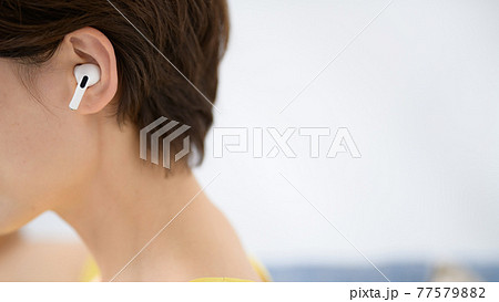 ミドル女性　イヤホン　くつろぐ　耳 77579882