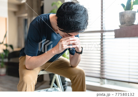 男性ポートレート 77580132
