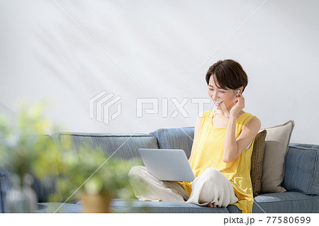 ミドル　女性　サブスク　 77580699