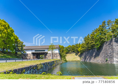 東京の都市風景 皇居外苑 旧江戸城外桜田門 東京の都市風景 皇居外苑 旧江戸城外桜田門 77580856