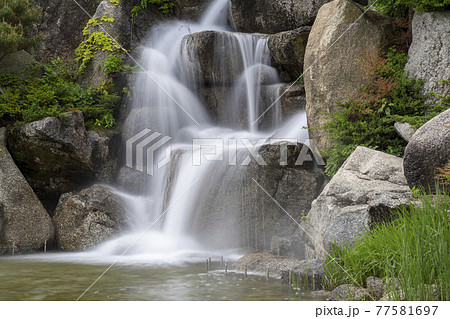 滝 水流 噴水 77581697