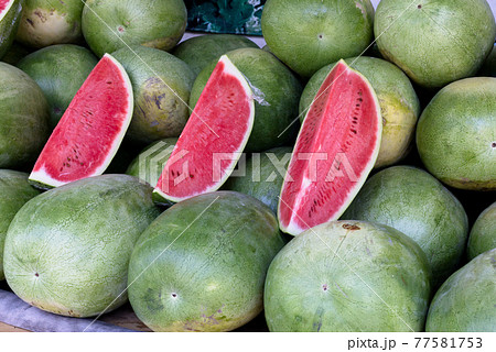 台湾の果物屋さんのスイカ 伝統市場 Taiwan watermelon in market 台湾の果物屋さんのスイカ 伝統市場 Taiwan watermelon in market 77581753