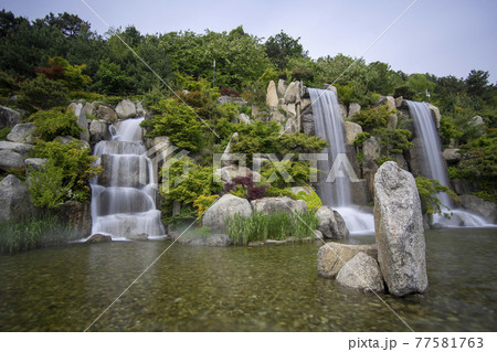 滝 水流 噴水 77581763