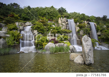 滝 水流 噴水 77581766
