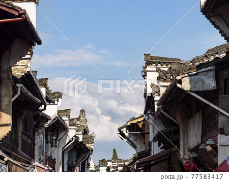 中国安徽省 屯渓 (黄山市) 旧市街の徽州建築群 / Tunxi, Aunhui, China 77583417