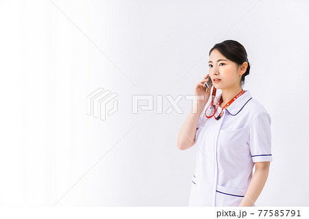 急患の連絡を受ける看護師 急患の連絡を受ける看護師 77585791