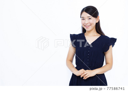 紺色のワンピースを着た30代女性 77586741