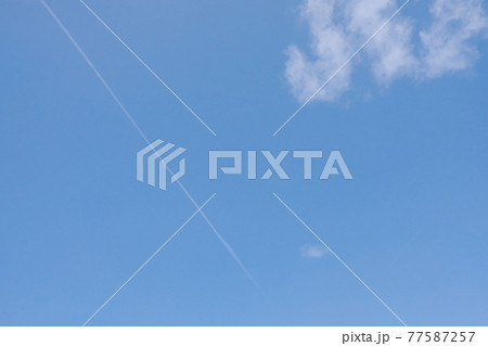 空に一筋の飛行機雲 空に一筋の飛行機雲 77587257