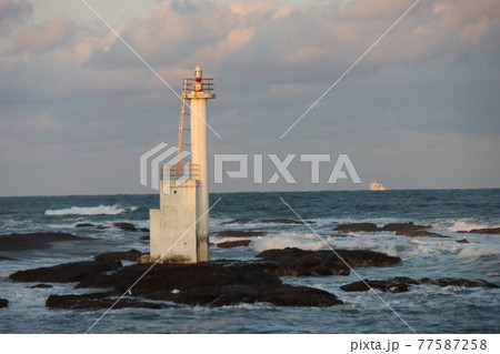 茨城県大洗町にある旧大洗岬灯台（磯浜灯柱） 77587258