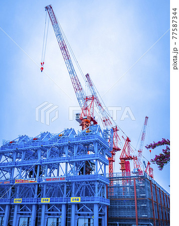 大型クレーンを使った河川敷の大規模建築工事(洪水対策) 大型クレーンを使った河川敷の大規模建築工事(洪水対策) 77587344