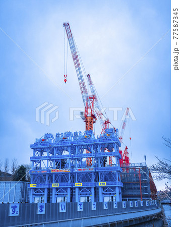 大型クレーンを使った河川敷の大規模建築工事(洪水対策) 大型クレーンを使った河川敷の大規模建築工事(洪水対策) 77587345