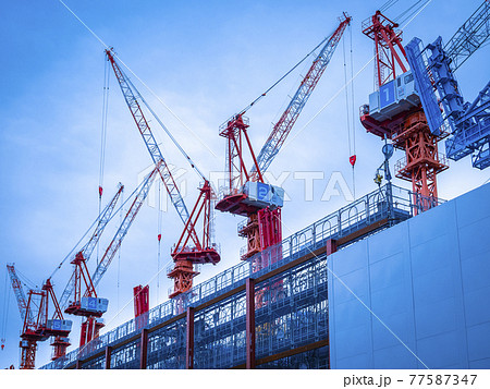 大型クレーンを使った河川敷の大規模建築工事（洪水対策） 77587347