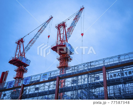 大型クレーンを使った河川敷の大規模建築工事(洪水対策) 大型クレーンを使った河川敷の大規模建築工事(洪水対策) 77587348