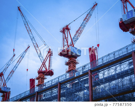 大型クレーンを使った河川敷の大規模建築工事（洪水対策） 77587350