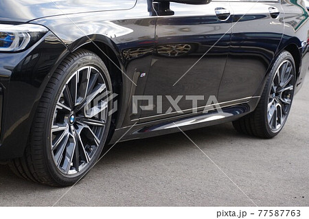 タイヤイメージ　ランフラットタイヤを履いた高級車 77587763