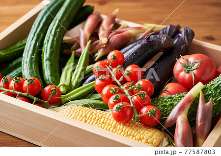 木箱に盛られた夏野菜 77587803