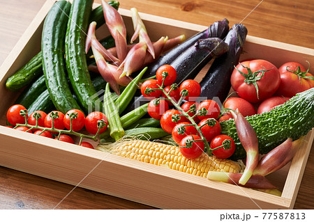 木箱に盛られた夏野菜 木箱に盛られた夏野菜 77587813