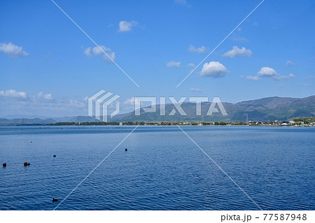 青空バックに新緑に包まれた山並みと琵琶湖のコラボ情景@滋賀 青空バックに新緑に包まれた山並みと琵琶湖のコラボ情景@滋賀 77587948