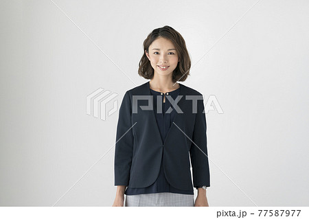 カメラ目線の若い女性 ビジネスウーマン イメージ ポートレート カメラ目線の若い女性 ビジネスウーマン イメージ ポートレート 77587977