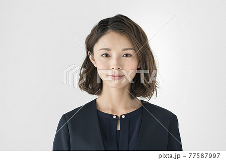 カメラ目線の若い女性 ビジネスウーマン イメージ ポートレート カメラ目線の若い女性 ビジネスウーマン イメージ ポートレート 77587997