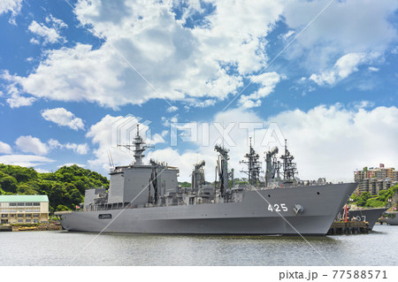 [神奈川・横須賀] 夏の青い空の下に横須賀海軍施設で停泊中の補給艦「ましゅう」AOE-425。 77588571