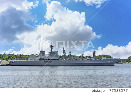 [神奈川・横須賀] 夏の青い空の下に横須賀海軍施設で停泊中の補給艦ましゅう。 77588577