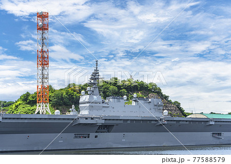 [神奈川・横須賀] 横須賀海軍施設で停泊中の護衛艦いずものクローズアップ撮影。 77588579