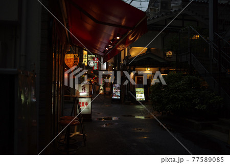 大阪曽根崎・雨上がり、夕暮れの飲食店街 77589085