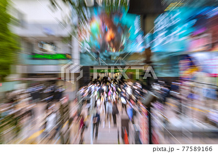 日本の東京都市景観 3度目の宣言延長初日。宣言効果無し。渋谷駅ハチ公口には多くの人出=5月12日 日本の東京都市景観 3度目の宣言延長初日。宣言効果無し。渋谷駅ハチ公口には多くの人出=5月12日 77589166