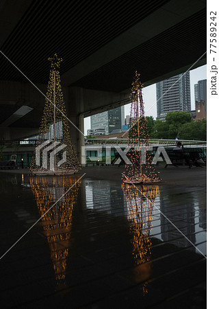 大阪西天満・雨降る夕暮れの西天満若松浜公園 大阪西天満・雨降る夕暮れの西天満若松浜公園 77589242