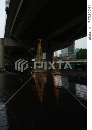 大阪西天満・雨降る夕暮れの西天満若松浜公園 77589244